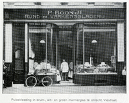 220333 Gezicht op de etalage van slagerij J. Boon jr. (Lange Viestraat 1) te Utrecht.